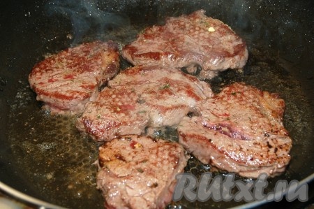 Обжарить говядину на разогретой сковороде на растительном масле с двух сторон (по 5-7 минут с каждой стороны на среднем огне) на среднем огне. Готовые стейки поперчить по вкусу. Мясо получается сочным, мягким и очень вкусным.
