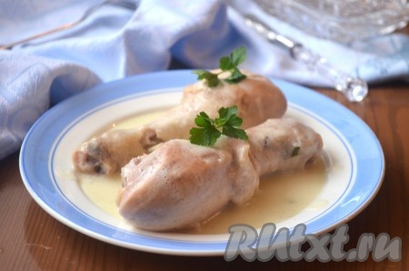 Нежнейшие, очень вкусные куриные ножки можно подать с любым гарниром, поливая сметанным соусом, в котором они тушились. Блюдо получается таким вкусным, что его можно есть и без гарнира. 