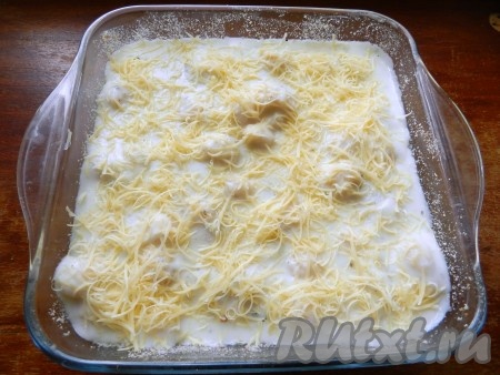 Залить цветную капусту соусом бешамель, присыпать сыром и поставить запекаться в разогретую до 180 градусов духовку на 15-20 минут.
