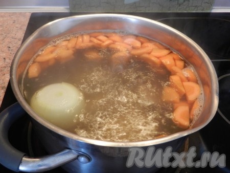 Свинину вымыть, залить 2-2,5 литрами воды и поставить на сильный огонь. Когда вода закипит, уменьшить огонь, снять пену, добавить в суп луковицу и варить до готовности мяса (примерно, 1 час). За 10 минут до окончания варки мясного бульона выложить в кастрюлю нарезанную морковь (я нарезала тонкими полукружочками), посолить.
