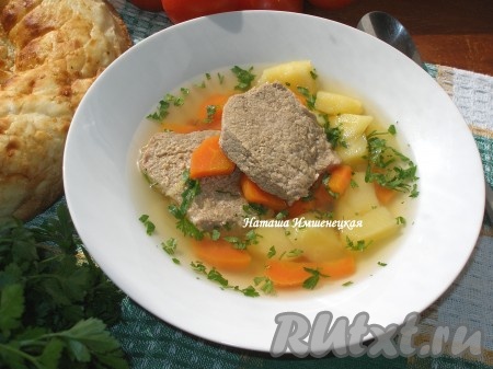 Сытный, вкусный картофельный суп со свининой готов, разлить его по тарелкам, дополнить свежей зеленью и в горячем виде подать к столу.
