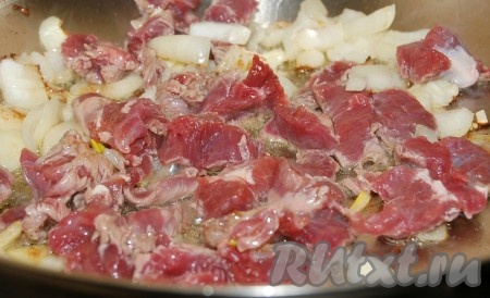 Мясо (у меня говядина) нарезать небольшими кусочками и добавить к луку. Обжаривать вместе 20 минут.