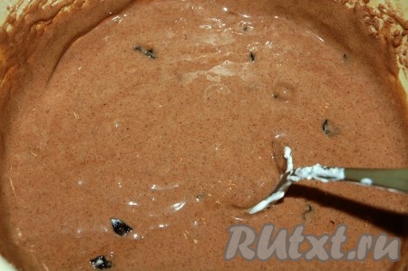 Теперь аккуратно перемешать тесто с изюмом. Шоколадное тесто для кексов готово, оно будет напоминать жидкое мороженое (или сметану средней густоты).