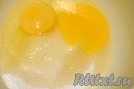 Яйца и сахар поместить в миску.

