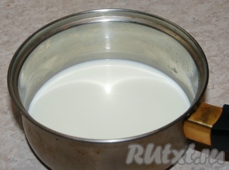 Пока миндальный корж остывает, можно заняться заварным кремом для торта. Для этого в ковшик налить молоко.
