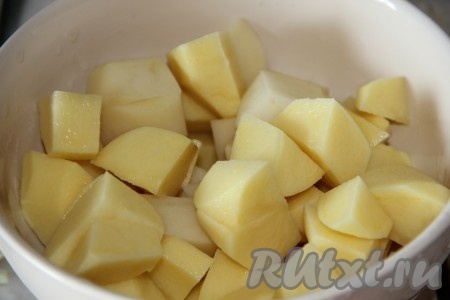 К грибному бульону добавить картофель и отварить до полуготовности. К картофелю добавить наши предварительно отваренные грибы, варить суп до полного приготовления картофеля.