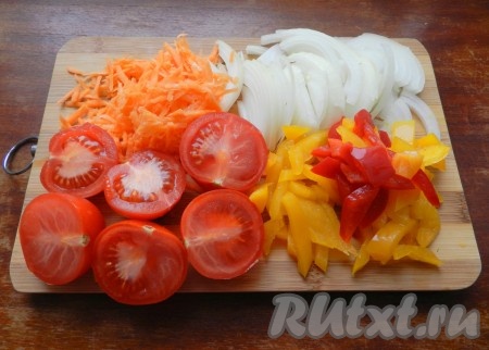 Нарезать соломкой лук и болгарский перец, помидоры разрезать на 2-4 части, морковь натереть на терке.