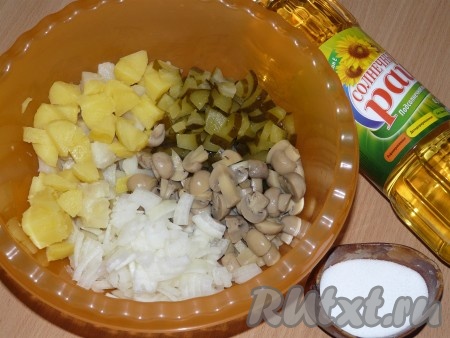 Нарезать картофель, огурцы, грибы, лук.