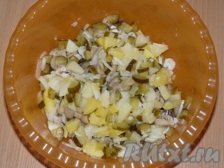 Посолить, заправить растительным маслом салат из маринованных грибов, огурцов, картофеля и лука, всё хорошо перемешать.