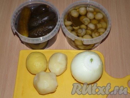 Приготовить продукты. Картофель отварить в мундире в подсоленной воде до готовности. Остудить и почистить. Почистить лук.