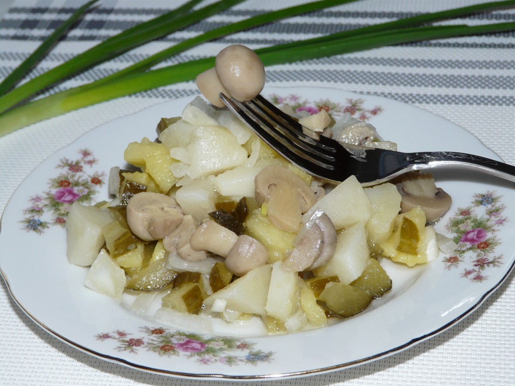 Салат с курицей, маринованными грибами и картофелем