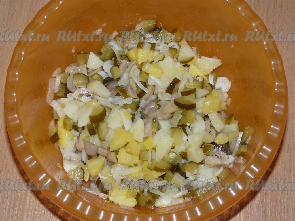 Картофельный салат с маринованными шампиньонами