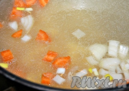 Опустить в горячий куриный бульон нарезанные овощи и сухой рис. Довести до кипения, уменьшить огонек и варить 25 минут. Посолить, поперчить и добавить другие специи, если есть желание.