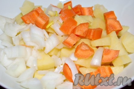 Морковь и репчатый лук тоже нарезать небольшими кубиками.