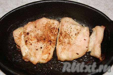 Куриную грудку уложить в форму, сбрызнуть оливковым маслом и отправить запекаться в духовку до полной готовности. Готовую грудку вытащить из духовки.