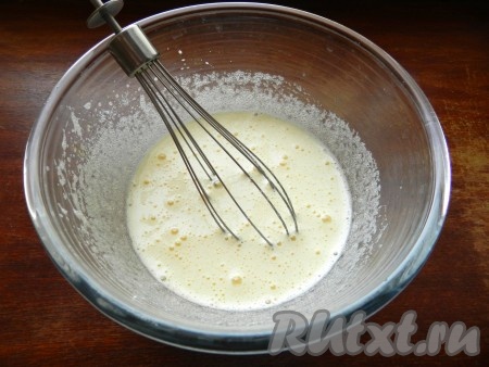 Прежде всего замесим тесто для шоколадных кексов с вишней. Для этого яйцо нужно разбить в объёмную миску, всыпать сахар, взбить миксером в течение 2-3 минут.
