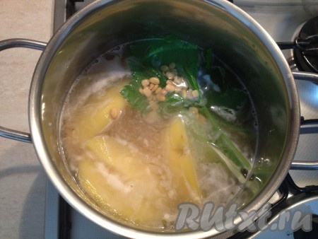 Пока наш осьминог тушится, готовим гарнир (бобовое пюре). Для этого в кипящую подсоленную воду кладём веточку сельдерея, картофель и бобы. Варим до готовности.
