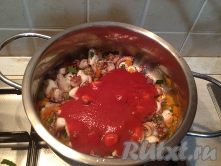 Вливаем томатный соус, разбавляем водой, чтобы было не очень густо, но и не жидко. Бросаем лавровый лист. Добавляем соль/сахар по вкусу.
