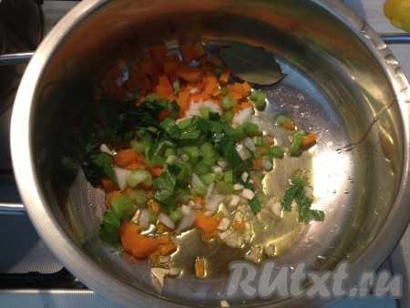 В кастрюлю наливаем немного оливкового масла, мелко нарезанную морковь, лук, сельдерей, чеснок. Слегка обжариваем.
