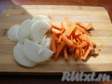 Лук и морковь нарезать.