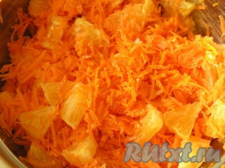 Нарезанный апельсин добавить к моркови, перемешать. Добавить лимонный сок, растительное масло и сахар, перемешать.