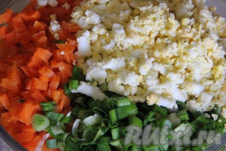 Морковь и лук нарезать и добавить к яйцам.

