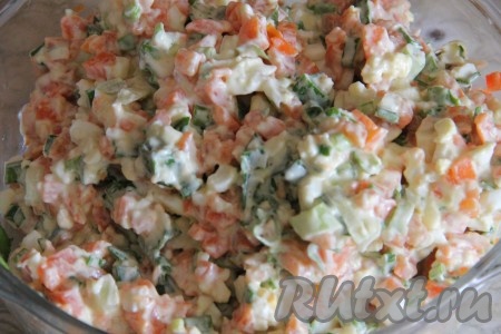 Заправить салат с яйцом и зеленым луком майонезом, добавить соль и перец по вкусу.
