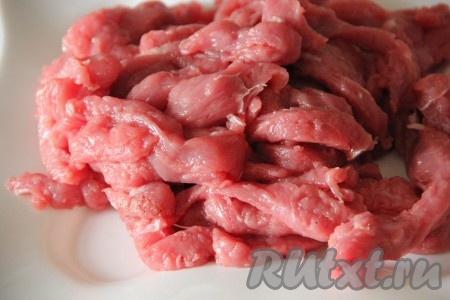 Отбитое мясо нарезать на тонкие полоски.