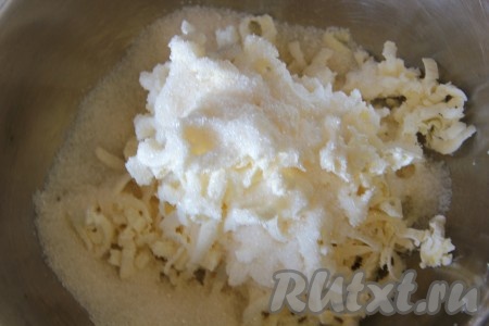 В миске соединить сахар и натёртое на крупной тёрке сливочное масло, перетереть вилкой до однородности. Затем добавить яйцо, снова перемешать.