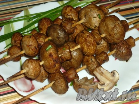 Поставить противень с шашлыками из грибов в разогретую до 200 градусов на 15 минут. Подавать шашлыки с отварным рисом или с другими гарнирами.