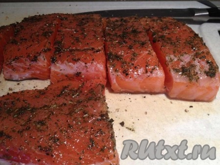 Рыбу разрезать на порционные куски, натереть солью, перцем и ароматным, только что приготовленным, маслом. Отставить пока в сторону.