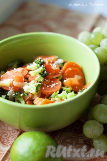 Приправьте тушеные овощи солью, перцем и соевым соусом. Посыпьте кунжутными семечками.
