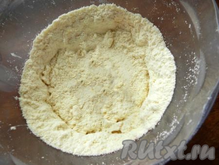 Муку, разрыхлитель, соль и холодное масло растереть в крошку.