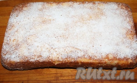 Остывший пирог со сгущенкой густо обсыпать сахарной пудрой.
