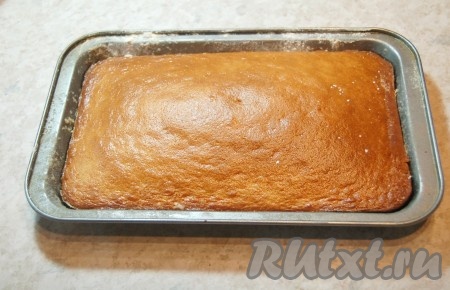 Готовность пирога со сгущенкой проверить с помощью лучинки (или зубочистки), и если лучинка сухая - пирог готов.
