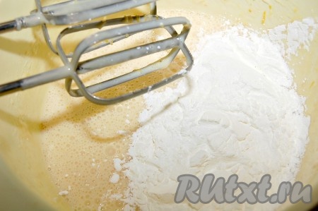 Пирог со сгущенкой в духовке простой рецепт с фото пошагово в домашних