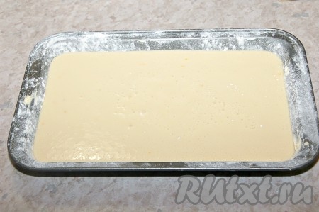Перелить в форму тесто для пирога. Отправить пирог в заранее нагретую до 190 градусов духовку примерно на 30-40 минут.
