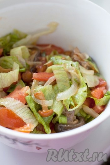 Залейте заправкой салат из грибов и томатов, перемешайте.
