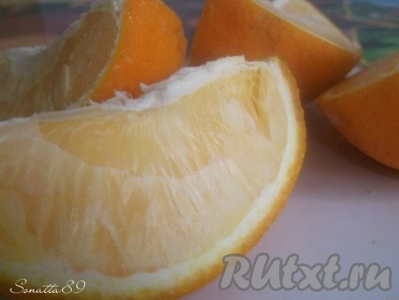 Чтобы апельсин быстрее растаял, можно разрезать его на куски.
