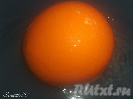 Апельсин хорошенько моем, затем ошпариваем кипятком (чтобы смыть оставшийся воск и убрать горечь).

