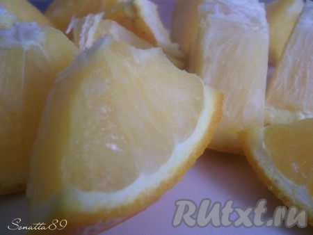 Чтобы апельсин быстрее растаял, можно разрезать его на куски.