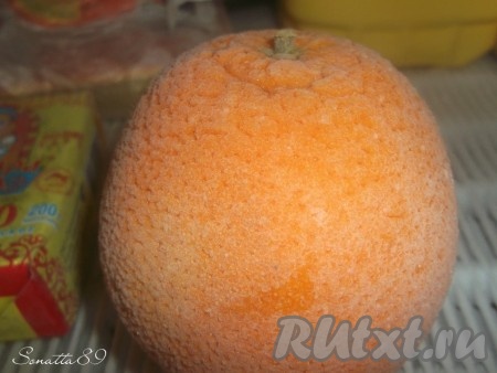 Затем замораживаем апельсин. Держим в морозилке минимум 2 часа (лучше убрать на ночь).
