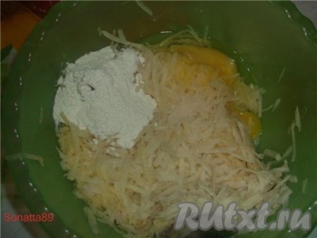 Картофель натираем на крупной терке, добавляем яйцо, муку, соль, специи.
