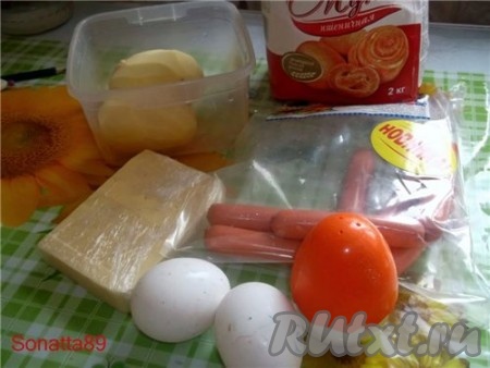 Ингредиенты для приготовления оладьев из картофеля, сыра и колбасы 
