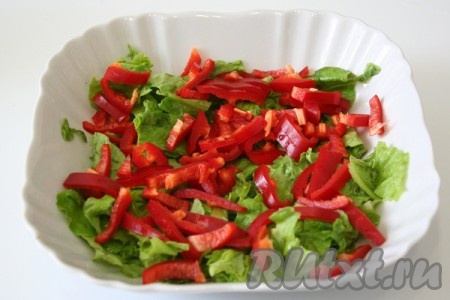 Болгарский перец помыть, удалить семена и нарезать соломкой. Добавить перец в салат. 