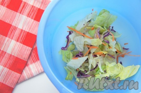 Салатные листья (я использовала "салатный микс") вымыть, нарезать и отправить в глубокую миску.