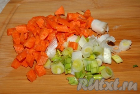 Морковь и репчатый лук нарезать мелко и через 15 минут после картофеля добавить в кастрюлю.