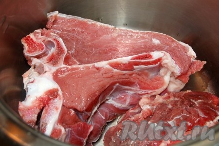 Мясо помыть, положить в кастрюлю, залить водой и варить 1,5 часа. Не забыть снять пену.