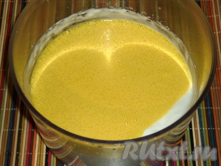 Отделить белки от желтков. Желтки взбить с половиной стакана сахара в густую пену. Белки взбить с оставшимся сахаром в густую пену. Соединить желтковую массу с белковой, осторожно помешивая снизу вверх, чтобы не осел белок.
