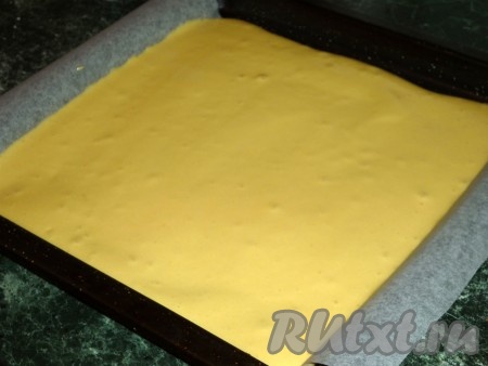 Готовую бисквитную массу вылить на противень, застеленный бумагой для выпечки, и отправить в предварительно разогретую духовку. Выпекать 20 минут при температуре 180 градусов (для каждой духовки своё время).
